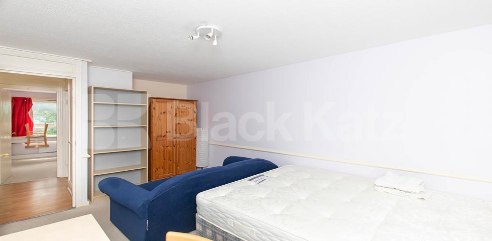 3/4 double bedroom flat located within mins to regents park and marylebone tube Henderson Drive, St Johns Wood